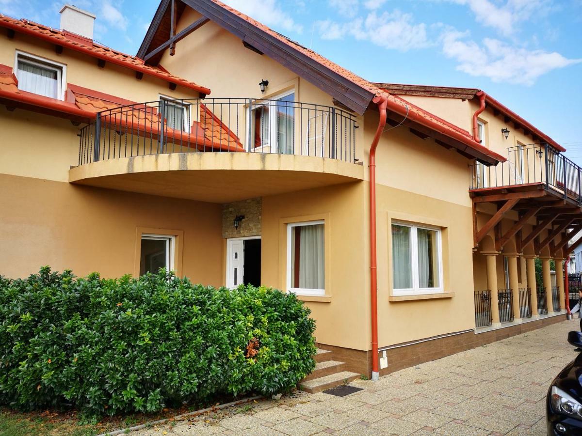 Borostyan Panzio Balatonfuered Bed & Breakfast Екстериор снимка